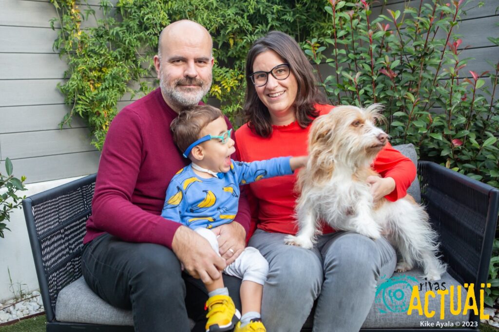 En la imagen, el pequeño Mateo con su madre, Macarena, su padre, Rafa, y su pero “Bolacha”. Foto: Kike Ayala (Rivas Actual).