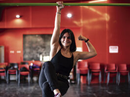 En la imagen, la ripense Paola Rubio practicando calistenia o street workout en La Casa+Grande, en marzo de 2021.