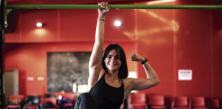 En la imagen, la ripense Paola Rubio practicando calistenia o street workout en La Casa+Grande, en marzo de 2021.