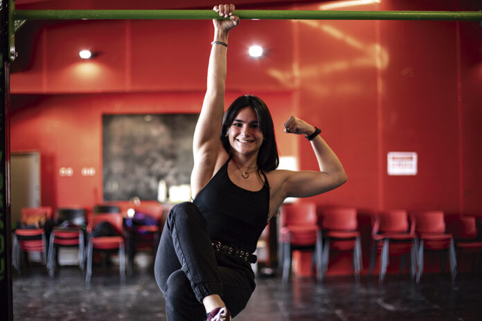 En la imagen, la ripense Paola Rubio practicando calistenia o street workout en La Casa+Grande, en marzo de 2021.